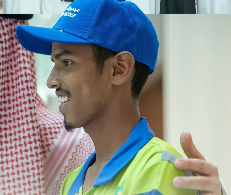 تكريم عامل نظافة قدم سجادته لمعتمر بالحرم